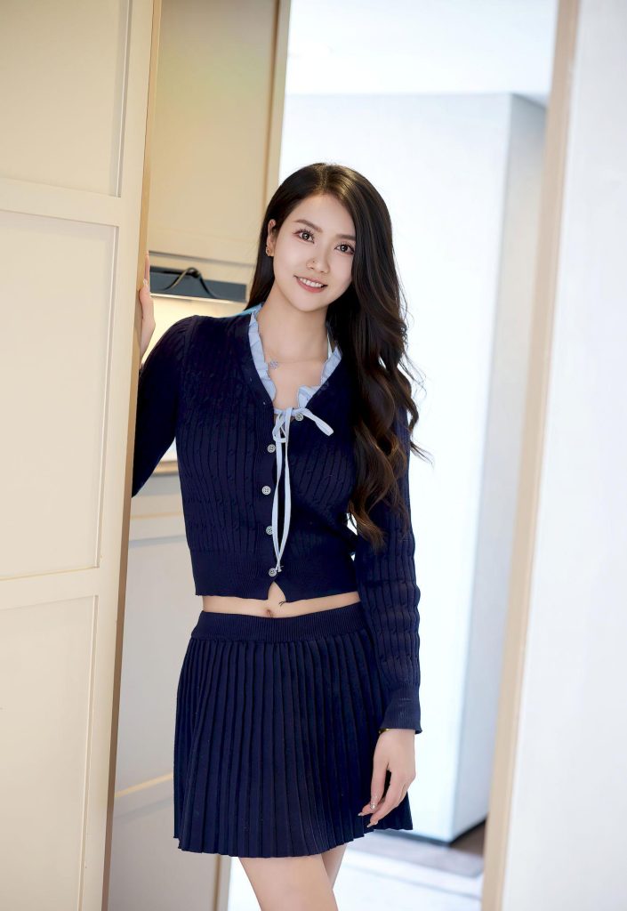 图片[3]-美女套图126期：林允儿的温柔门框照，百褶裙、高跟鞋的优雅氛围感