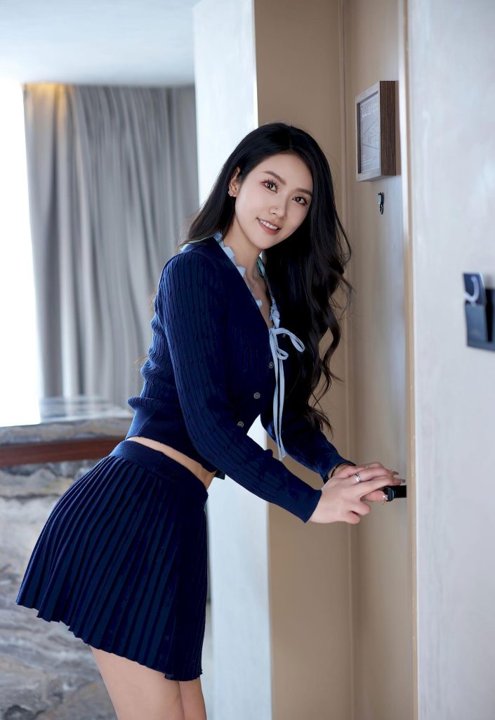 图片[4]-美女套图126期：林允儿的温柔门框照，百褶裙、高跟鞋的优雅氛围感