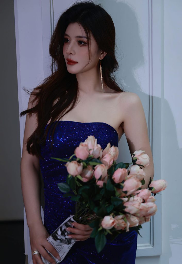 美女套图162期：气质如梦心玥，蓝调礼服邂逅粉玫瑰，优雅与浪漫共舞-高清美女套图，你想要的都有。