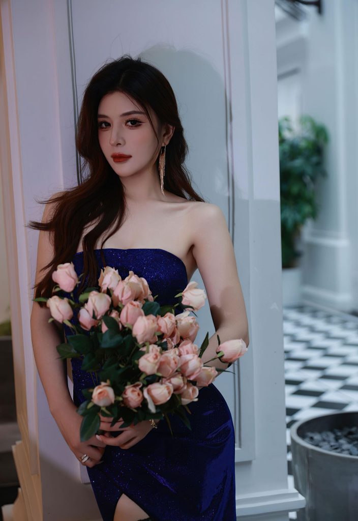 图片[3]-美女套图162期：气质如梦心玥，蓝调礼服邂逅粉玫瑰，优雅与浪漫共舞