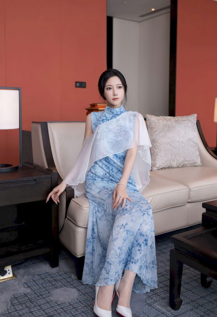 图片[2]-美女套图232期：青瓷美人，神似林心如的蓝白旗袍雅韵