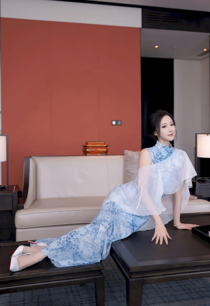 图片[3]-美女套图232期：青瓷美人，神似林心如的蓝白旗袍雅韵