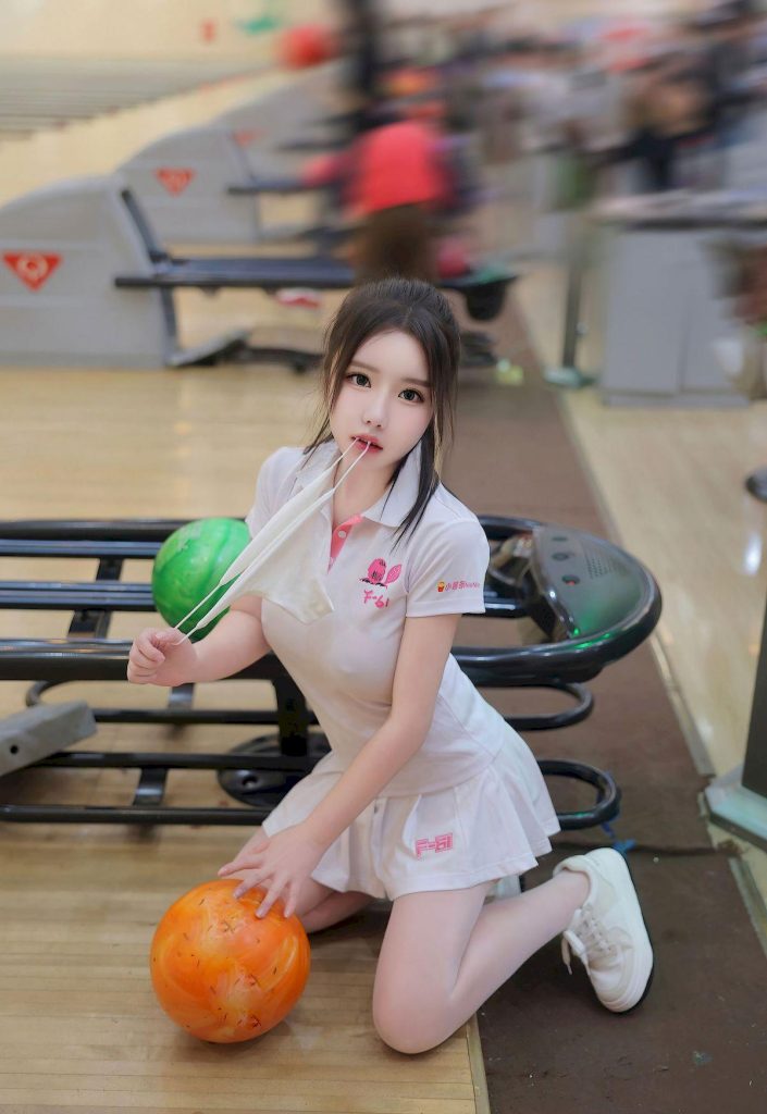 美女街拍：小薯条nienie白色上衣保龄球馆场景355-高清美女套图，你想要的都有。