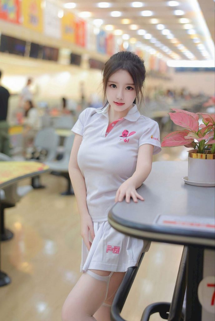 图片[2]-小薯条nienie白色上衣保龄球馆场景