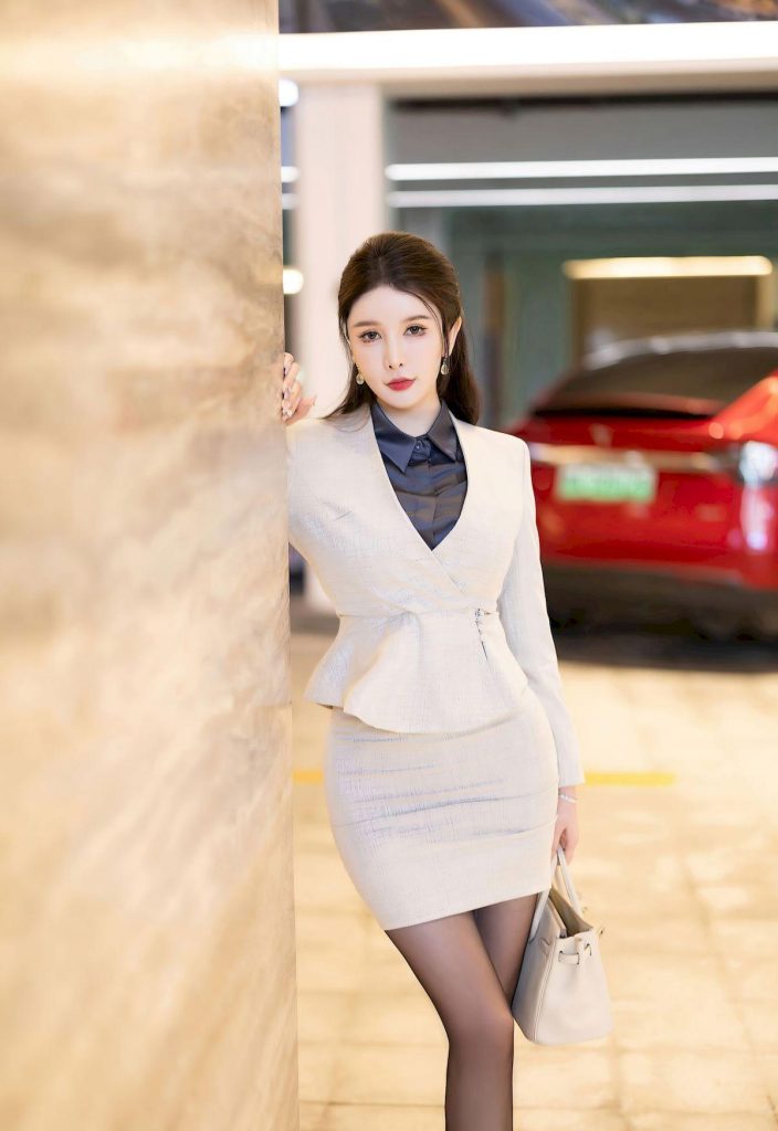 图片[3]-美女写真：李丽莎米色上衣白色短裙熟女姿态