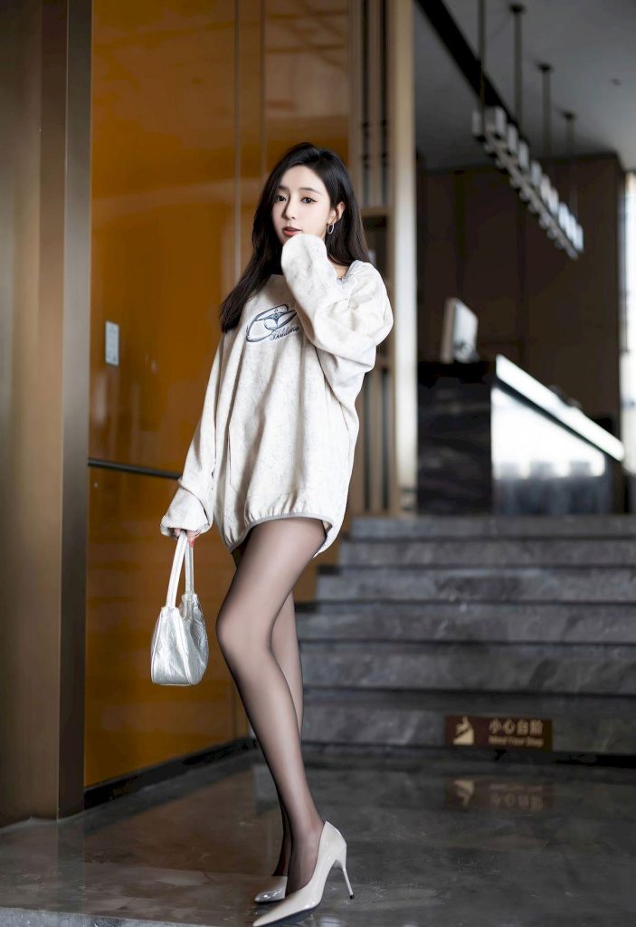 美女图片：王馨瑶yanni白色服饰搭配黑丝美腿353-高清美女套图，你想要的都有。