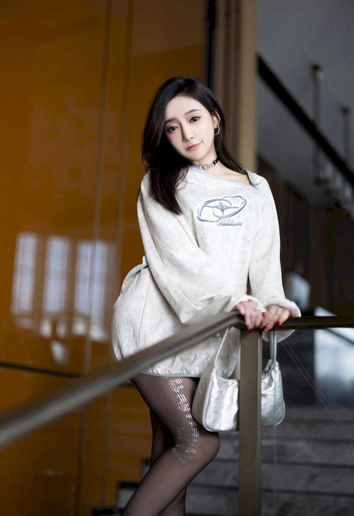 图片[3]-美女图片：王馨瑶yanni白色服饰搭配黑丝美腿