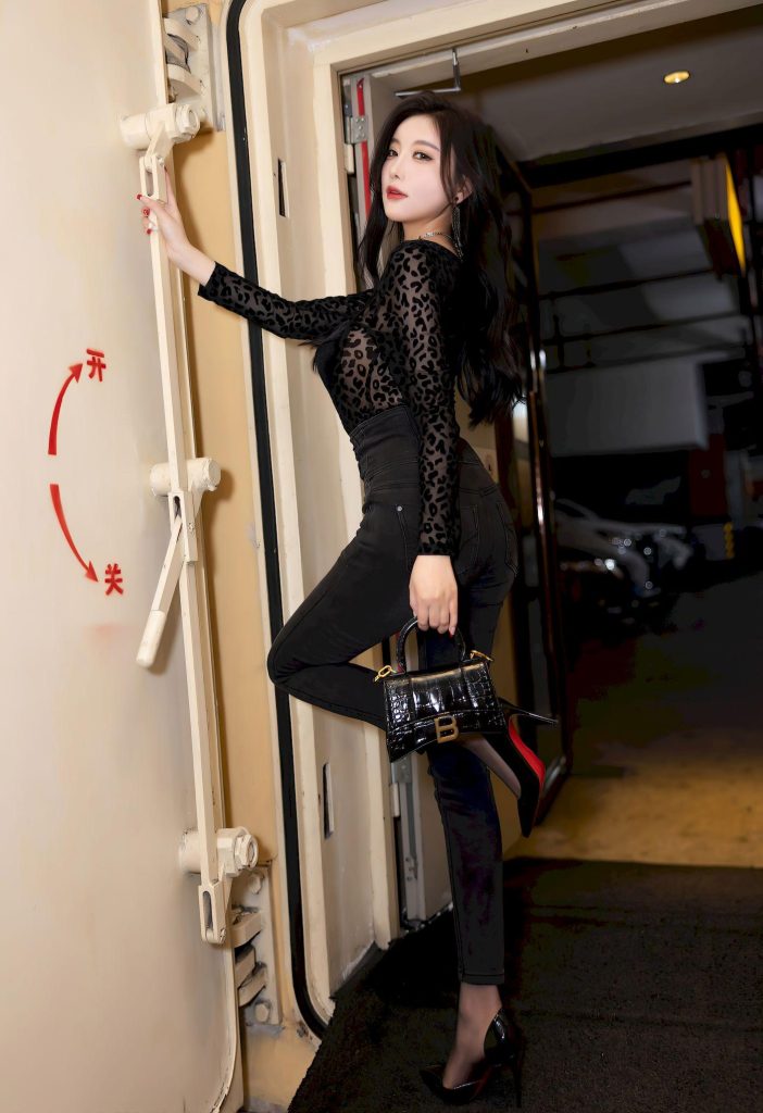 美女图片：女神杨晨晨Yome黑色豹纹搭配黑色牛仔裤350-高清美女套图，你想要的都有。