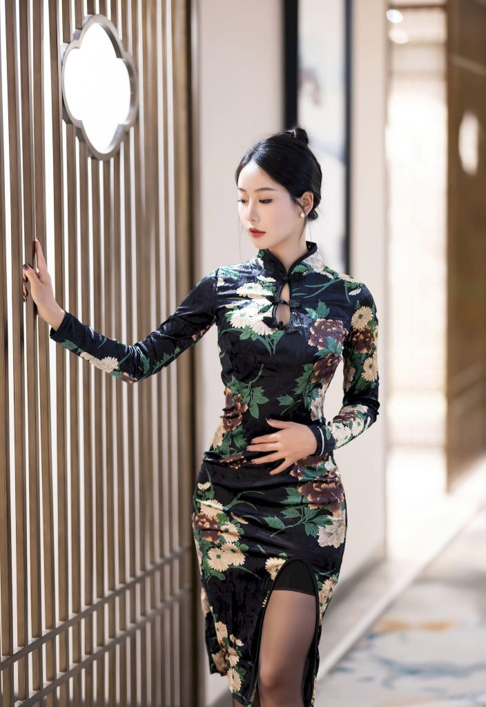 图片[2]-美女写真：模特苏苏阿黑色旗袍服饰搭配魅惑黑丝