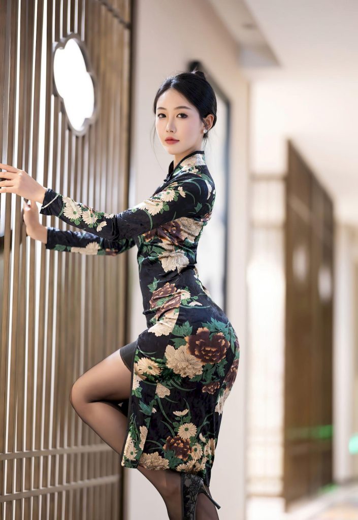 图片[3]-美女写真：模特苏苏阿黑色旗袍服饰搭配魅惑黑丝