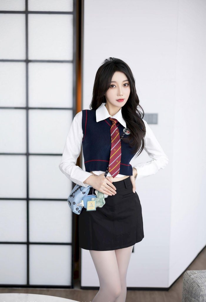 美女街拍：神似程潇！红黄领带+短裙马甲，甜辣学妹感拉满346-高清美女套图，你想要的都有。