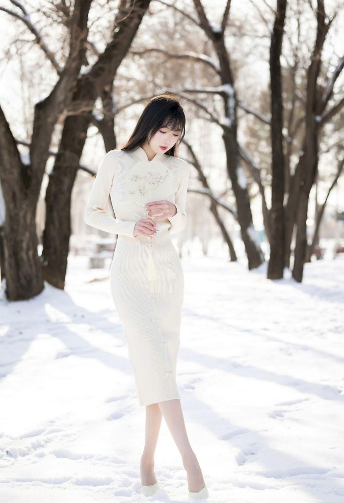 图片[2]-美女写真：神似张慧雯！雪中旗袍造型温婉灵动，宛如林间仙子