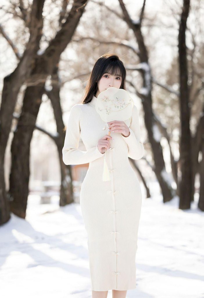 图片[3]-美女写真：神似张慧雯！雪中旗袍造型温婉灵动，宛如林间仙子