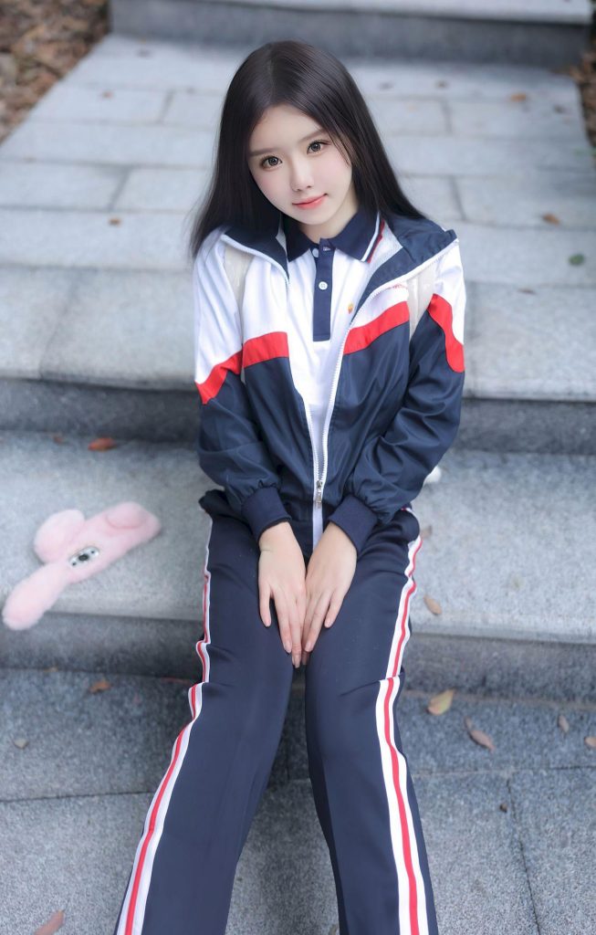 美女图片：像极了张元英！复古运动风穿搭搭配灵动神态，甜系少女感十足335-高清美女套图，你想要的都有。