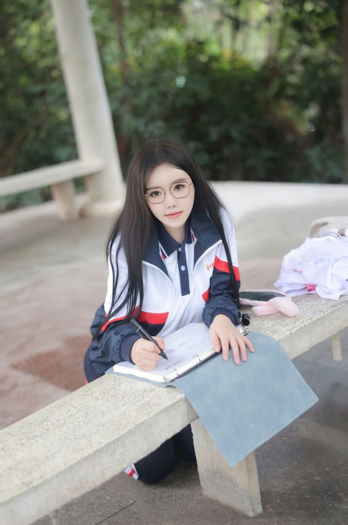 图片[2]-美女图片：像极了张元英！复古运动风穿搭搭配灵动神态，甜系少女感十足