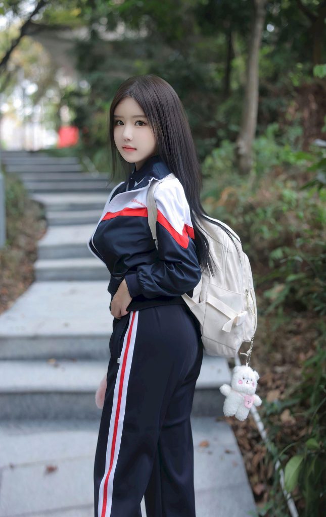 图片[3]-美女图片：像极了张元英！复古运动风穿搭搭配灵动神态，甜系少女感十足