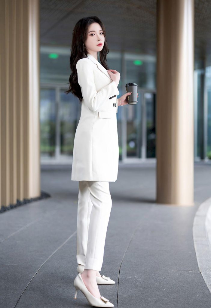美女街拍：神似曾黎！全白西装套装气场全开，都市御姐范儿十足334-高清美女套图，你想要的都有。