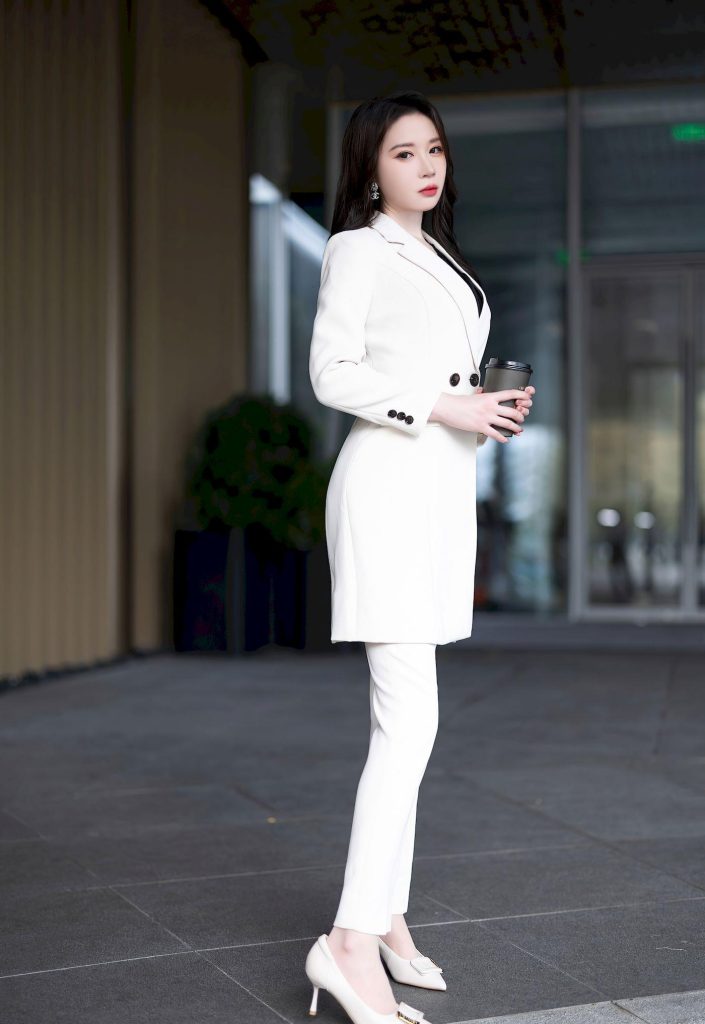图片[3]-美女街拍：神似曾黎！全白西装套装气场全开，都市御姐范儿十足