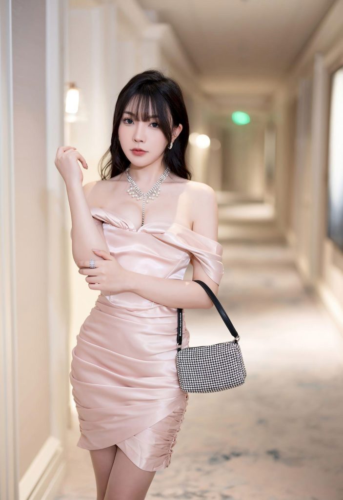 图片[2]-美女图片：神似吴宣仪！粉裙甜酷御姐，氛围感直接拉满