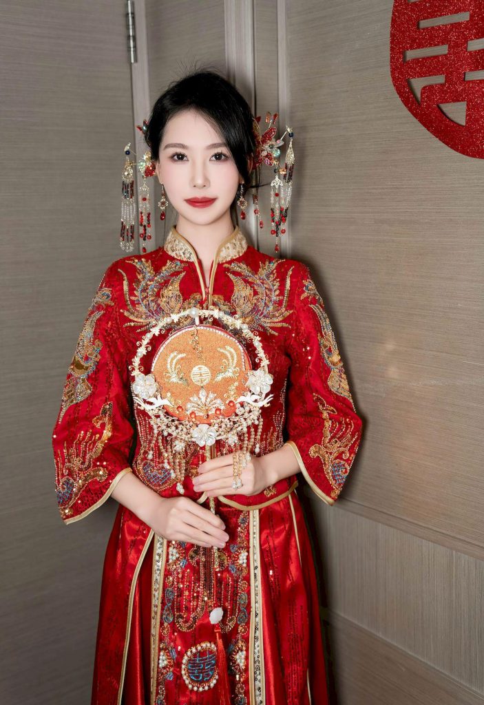 国产精品资源：像极了李沁！秀禾红装衬温婉，手持团扇尽显东方韵味332-高清美女套图，你想要的都有。