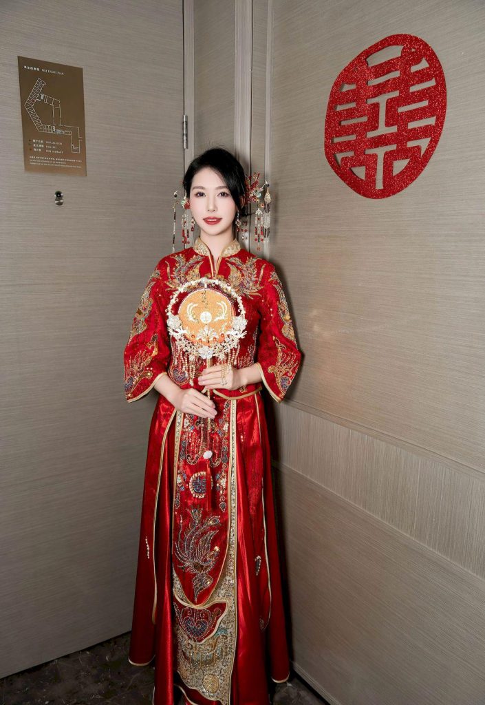 图片[2]-国产精品资源：像极了李沁！秀禾红装衬温婉，手持团扇尽显东方韵味