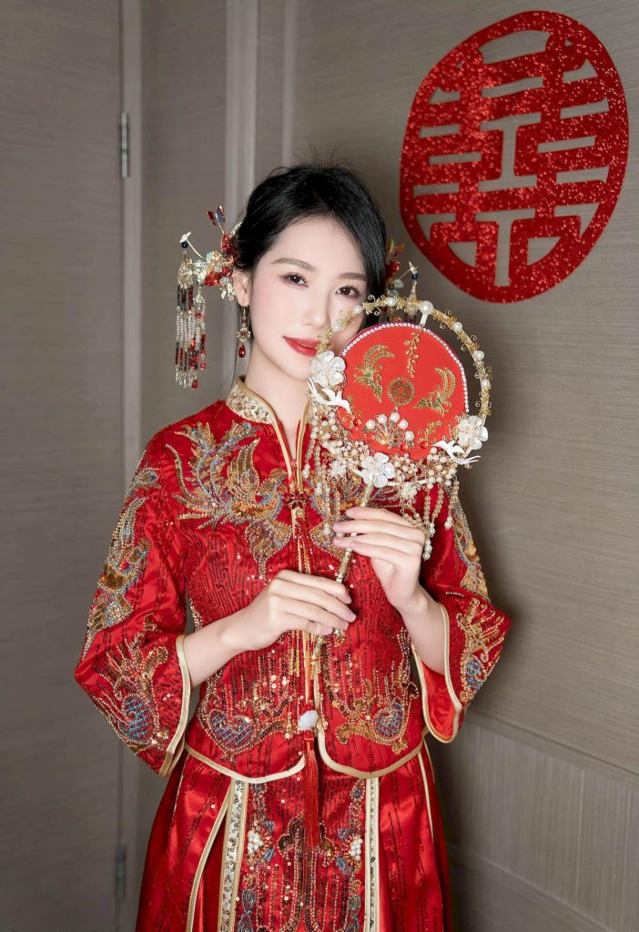 图片[3]-国产精品资源：像极了李沁！秀禾红装衬温婉，手持团扇尽显东方韵味