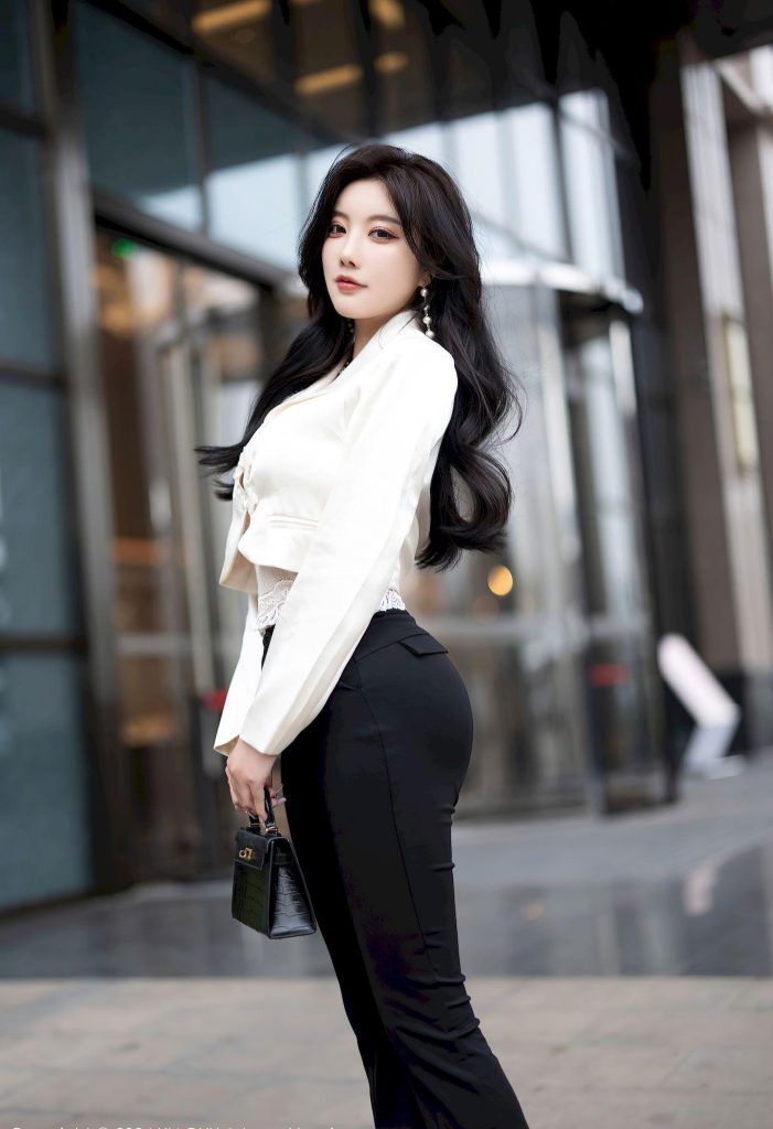 成人资源：神似曾黎！白西装御姐气场拉满，都市氛围感绝了331-高清美女套图，你想要的都有。