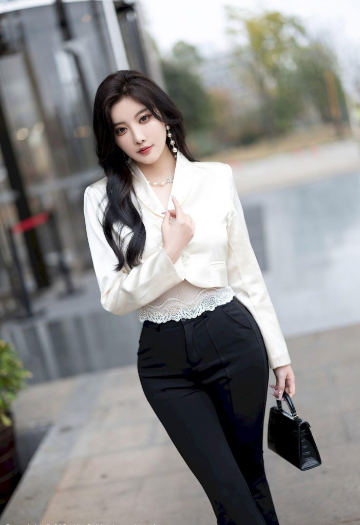 图片[2]-成人资源：神似曾黎！白西装御姐气场拉满，都市氛围感绝了