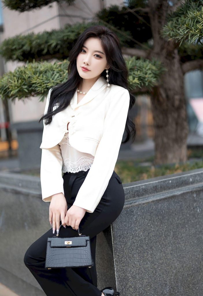 图片[3]-成人资源：神似曾黎！白西装御姐气场拉满，都市氛围感绝了