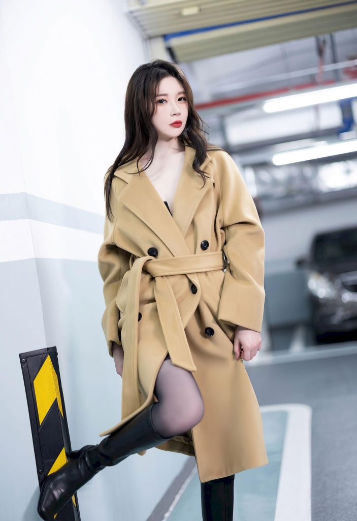 国产精品资源：女神范儿！神似虞书欣，卡其系带大衣尽显慵懒高级感328-高清美女套图，你想要的都有。