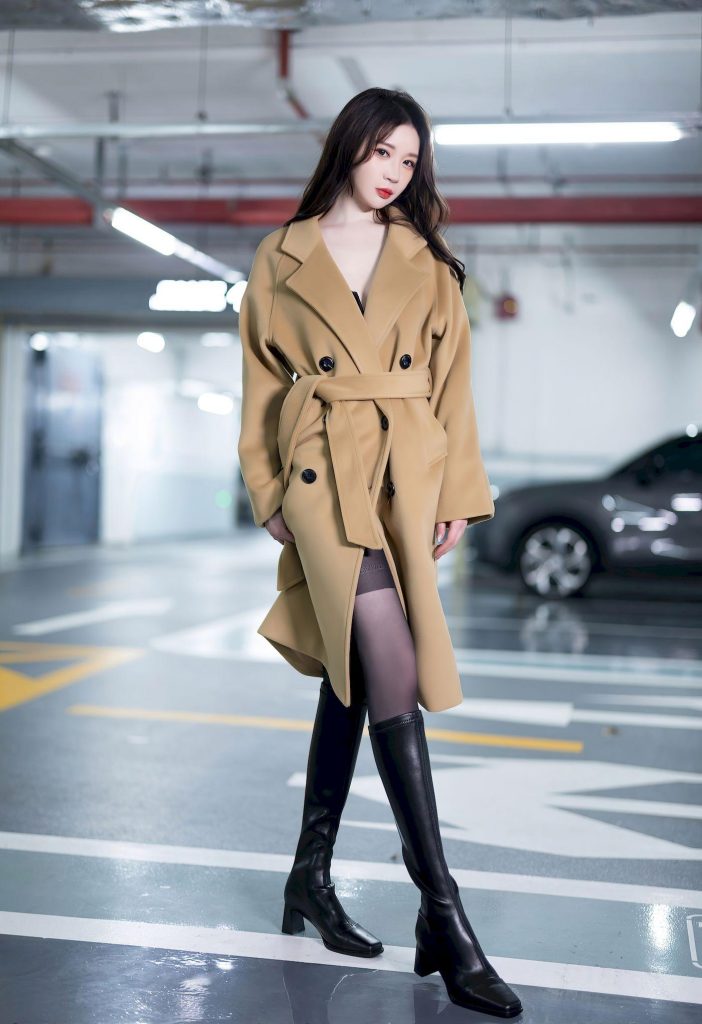 图片[2]-国产精品资源：女神范儿！神似虞书欣，卡其系带大衣尽显慵懒高级感