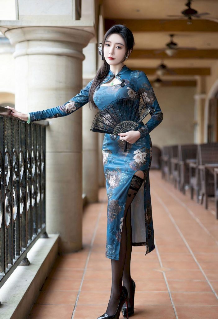 美女图片：神似刘亦菲的温婉佳人，蓝牡丹旗袍配折扇，尽显东方古典韵味326-高清美女套图，你想要的都有。