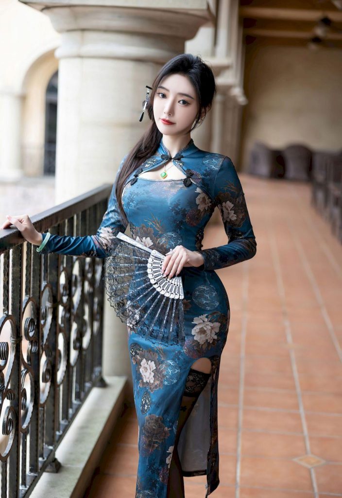 图片[2]-美女图片：神似刘亦菲的温婉佳人，蓝牡丹旗袍配折扇，尽显东方古典韵味