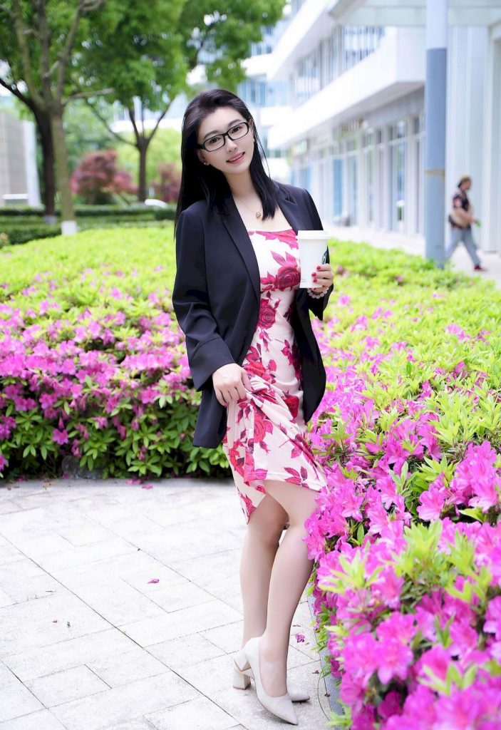 国产精品资源：神似唐嫣，手持咖啡立于花丛，尽显优雅知性323-高清美女套图，你想要的都有。