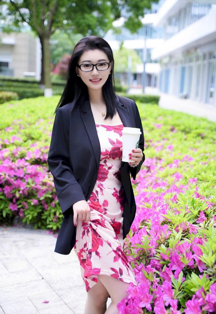 图片[2]-国产精品资源：神似唐嫣，手持咖啡立于花丛，尽显优雅知性