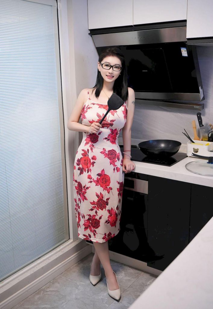 图片[3]-国产精品资源：神似唐嫣，手持咖啡立于花丛，尽显优雅知性