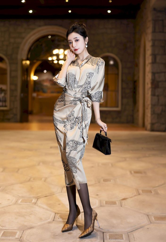 美女写真：神似刘诗诗的复古名伶，豹纹丝裙配盘发，尽显优雅贵气318-高清美女套图，你想要的都有。