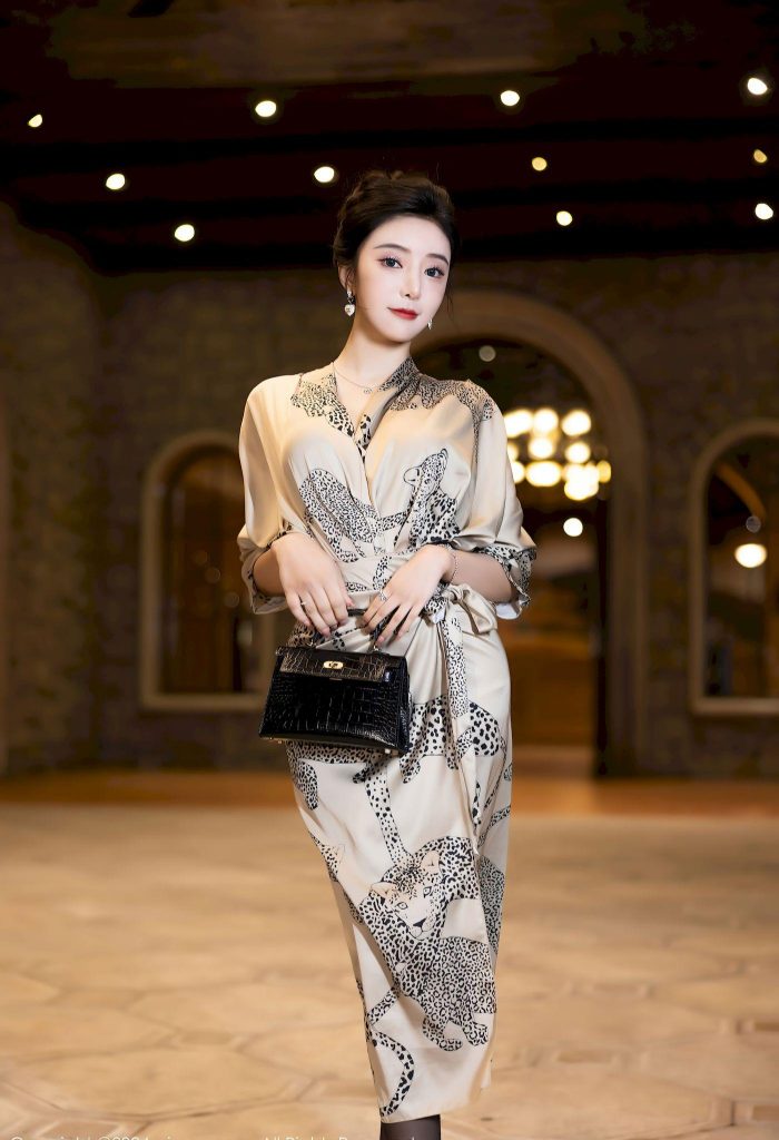 图片[2]-美女写真：神似刘诗诗的复古名伶，豹纹丝裙配盘发，尽显优雅贵气