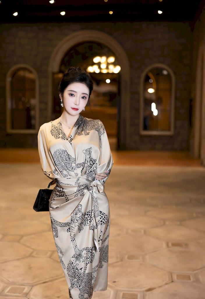 图片[3]-美女写真：神似刘诗诗的复古名伶，豹纹丝裙配盘发，尽显优雅贵气