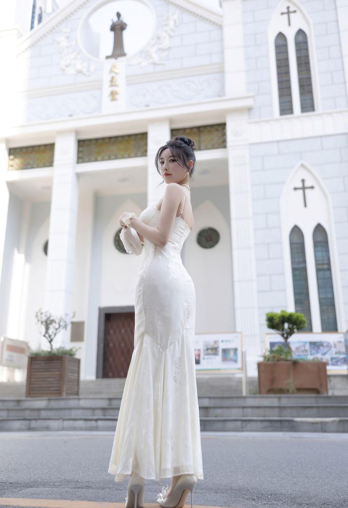 成人资源：杨晨晨，白裙圣女在教堂前惊艳留影315-高清美女套图，你想要的都有。