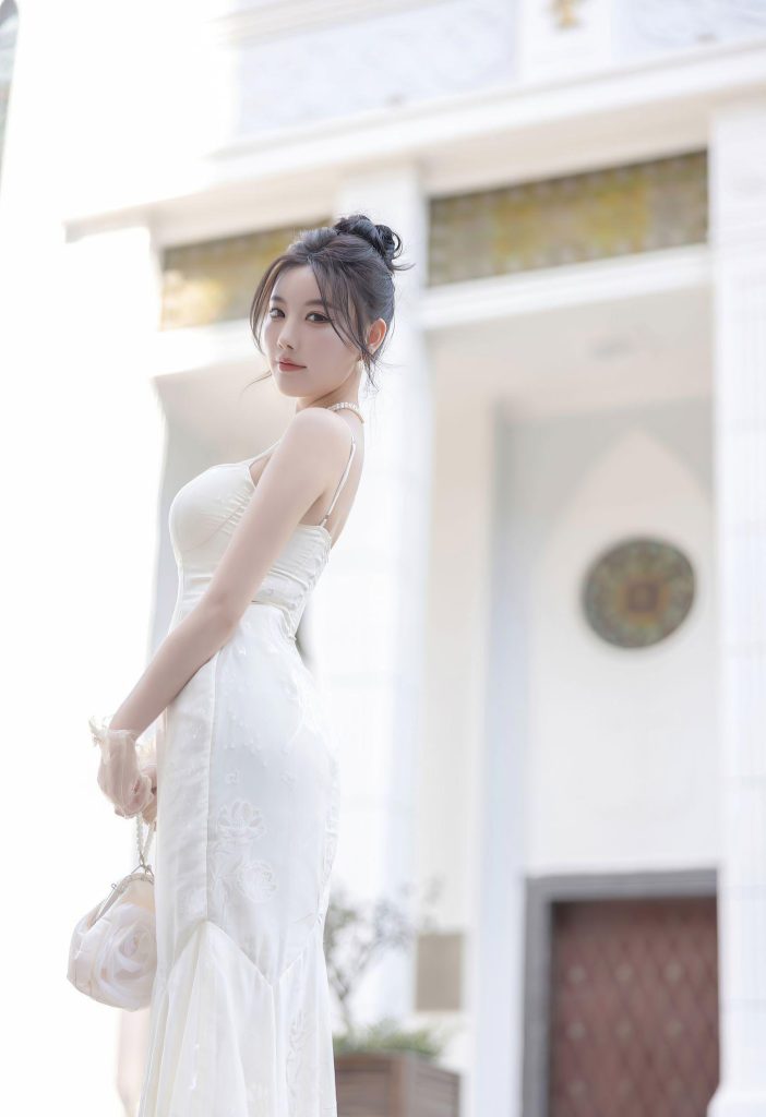 图片[2]-成人资源：杨晨晨，白裙圣女在教堂前惊艳留影