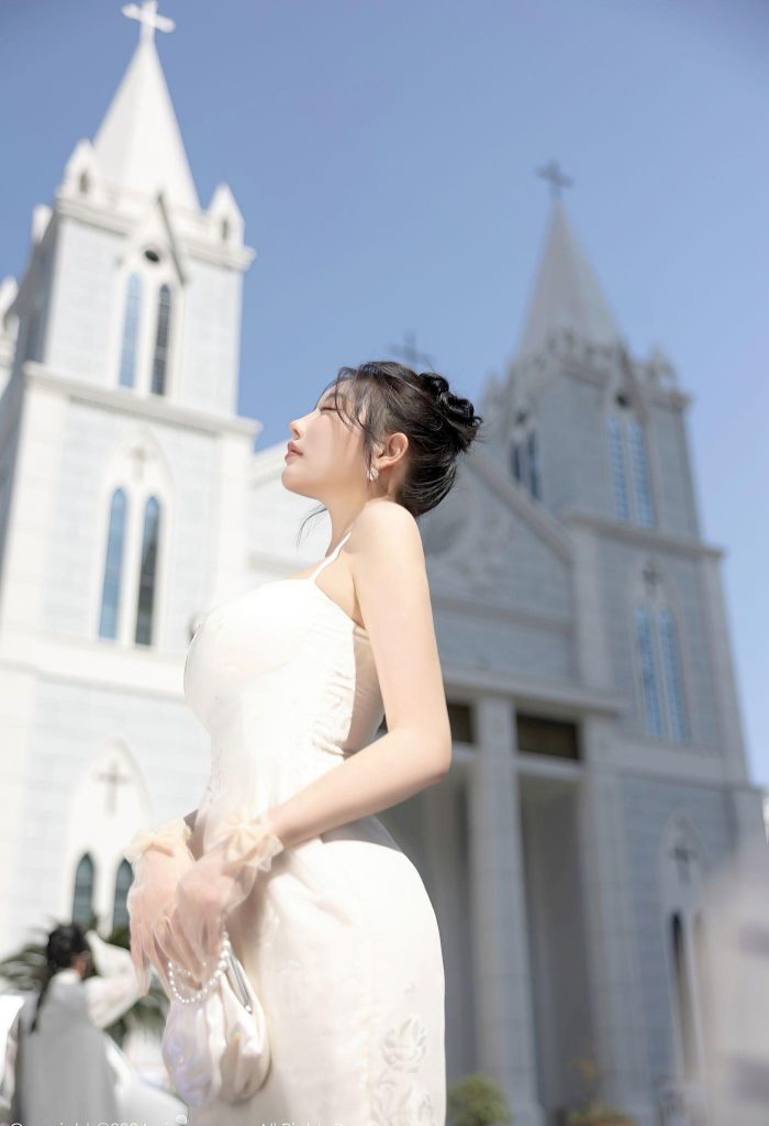 图片[3]-成人资源：杨晨晨，白裙圣女在教堂前惊艳留影