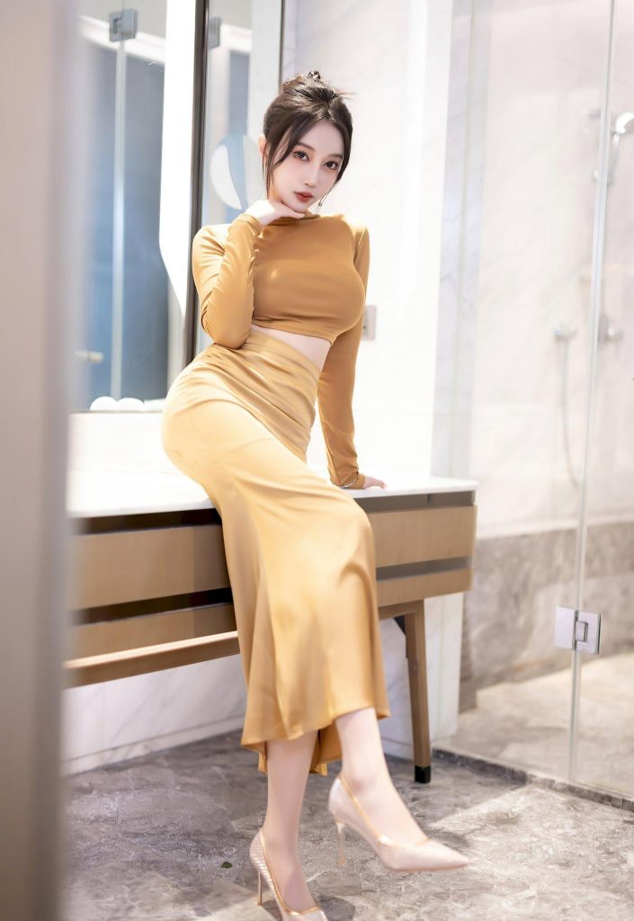 图片[2]-美女写真：神似孔雪儿，暖黄套装勾勒玲珑曲线，氛围感直接拉满
