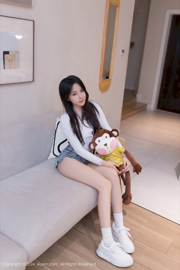 图片[1]-成人资源：‌神似田曦薇 白上衣配牛仔热裤，长腿杀直接戳中审美点