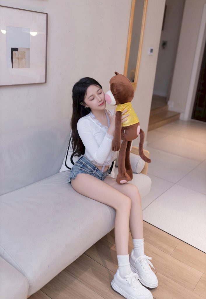 图片[2]-成人资源：‌神似田曦薇 白上衣配牛仔热裤，长腿杀直接戳中审美点