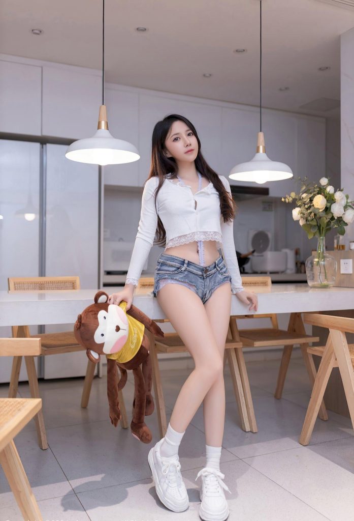 图片[3]-成人资源：‌神似田曦薇 白上衣配牛仔热裤，长腿杀直接戳中审美点