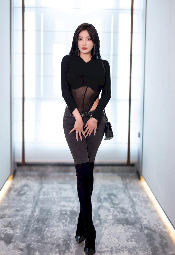 图片[2]-美女写真：赵露思的黑裙杀，腰线与长靴的致命吸引力