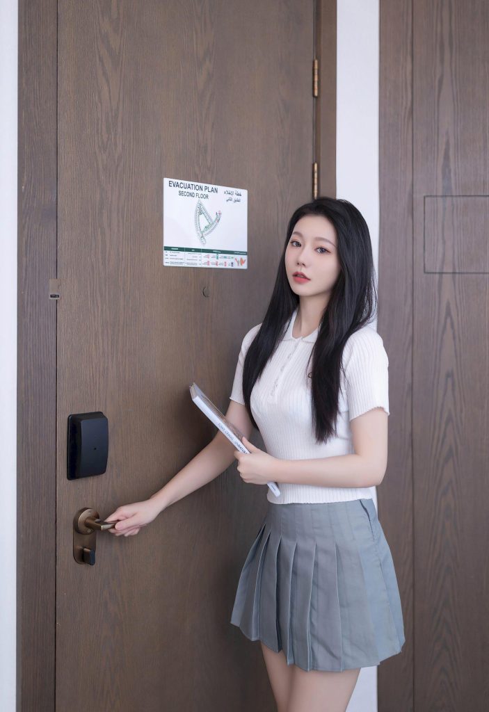 图片[1]-国产精品资源：林允儿同款氛围感，白裙灰裙间的从容转身