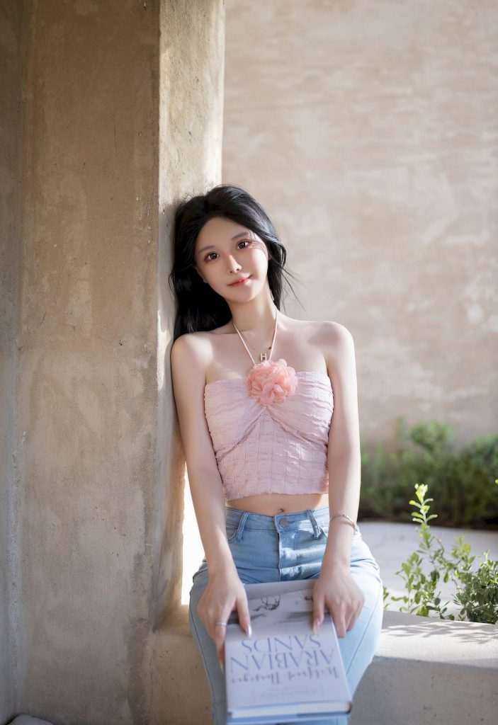 图片[2]-美女街拍：赵露思的书页留白，当粉裙少女遇见光影的诗