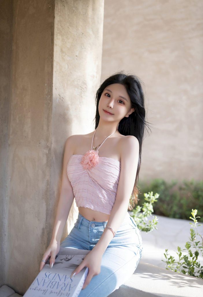 图片[3]-美女街拍：赵露思的书页留白，当粉裙少女遇见光影的诗